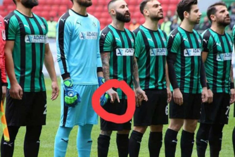 Jugador entra a la cancha con cuchillo para agredir rivales y no lo expulsan