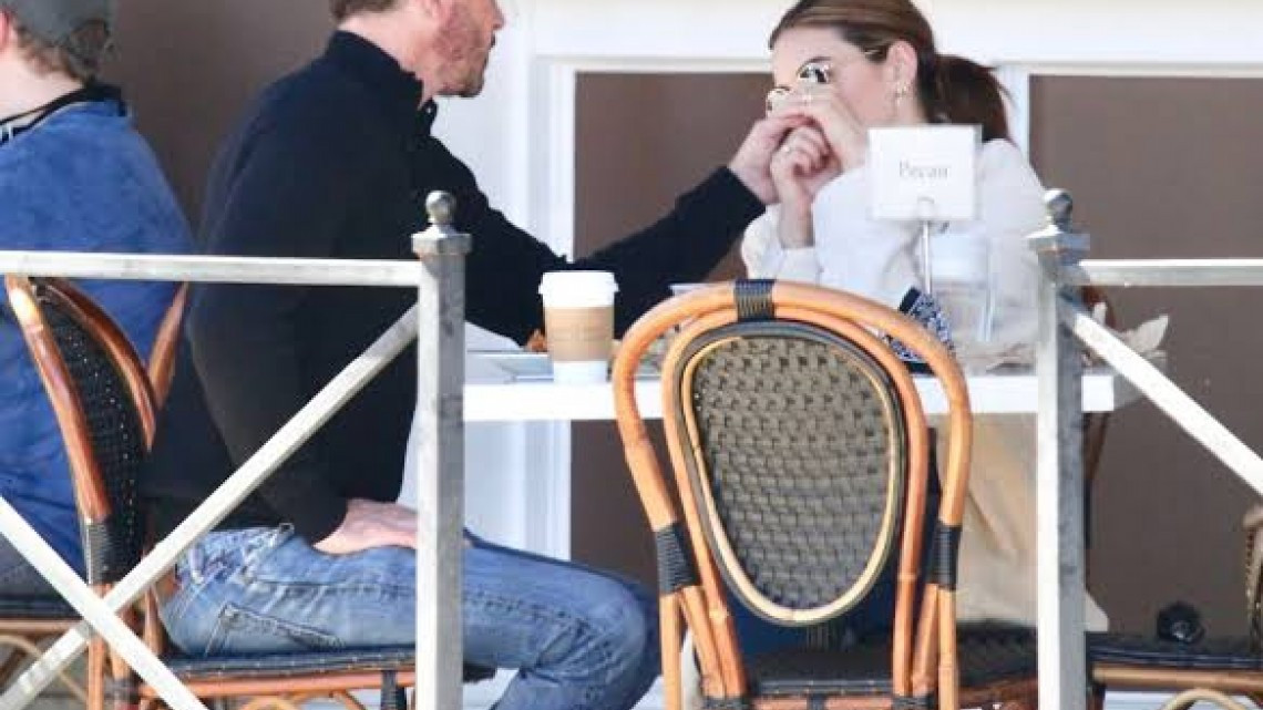 Romance en camino: Skeet Ulrich y Lucy Hale son captados besándose