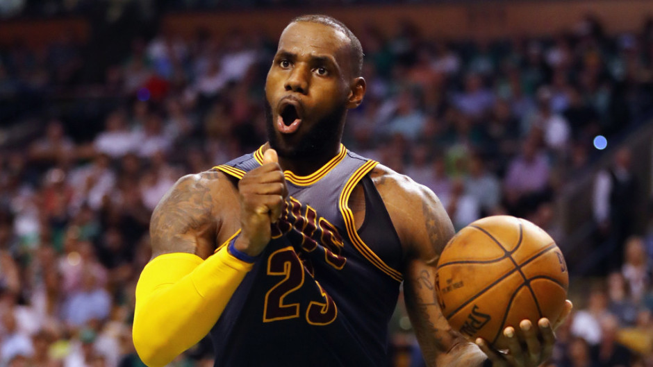 Se encienden las alarmas en Ohio, LeBron está lesionado