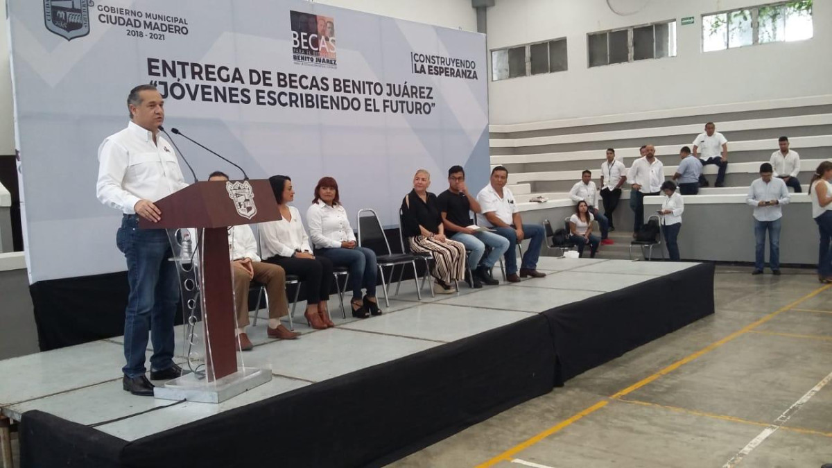 Entregan becas Benito Juárez en Madero
