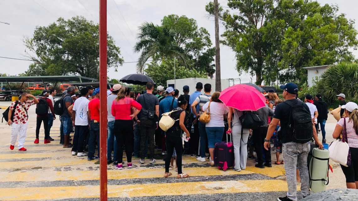 Gestionan un camión con regaderas para migrantes