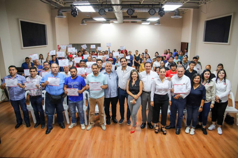 Entregó Presidente Carlos Peña Ortiz Constancias a graduados de Electricidad 