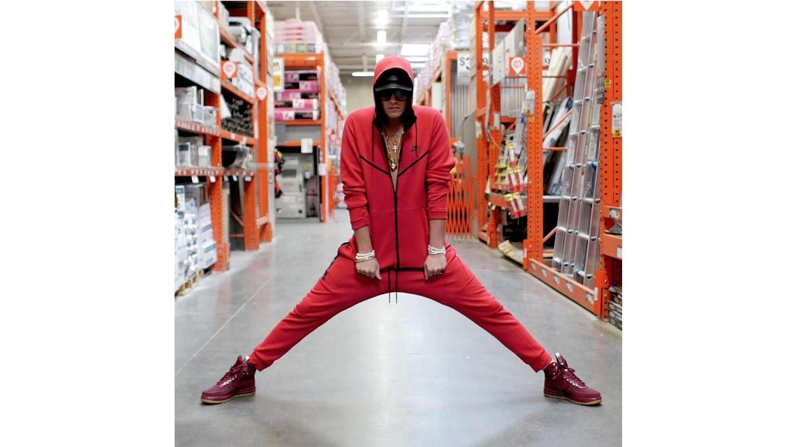 Milo Yiannopoulos difunde video iniciando 'construcción' del muro fronterizo