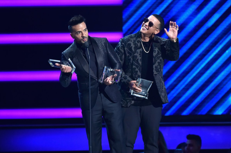 Luis Fonsi y Daddy Yankee arrasan en los Premios Billboard 