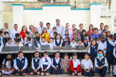 Entregó alcalde de Reynosa computadoras para fortalecer educación 
