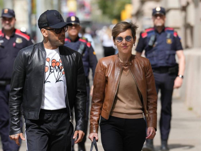 Dani Alves salda su deuda con el papá de Neymar