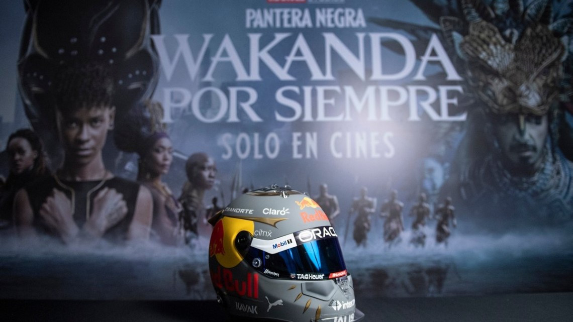 Sergio 'Checo" Pérez presenta el nuevo casco de Black Panther que usará en Brasil