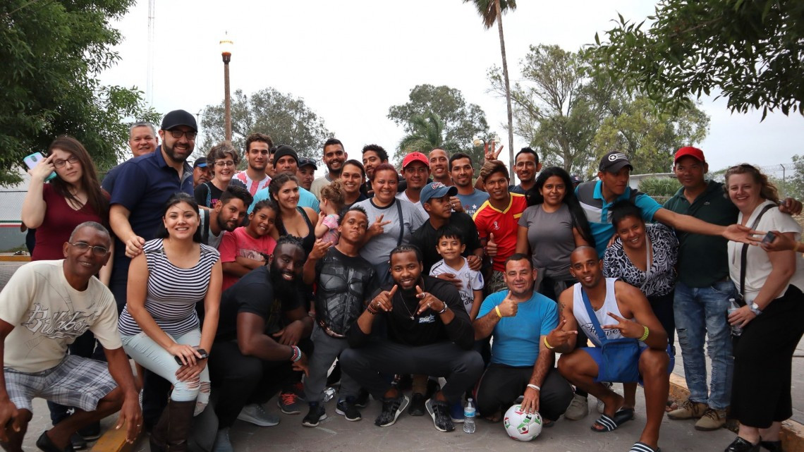 Josh Norman y Demario Davis brindan ayuda a migrantes en Matamoros