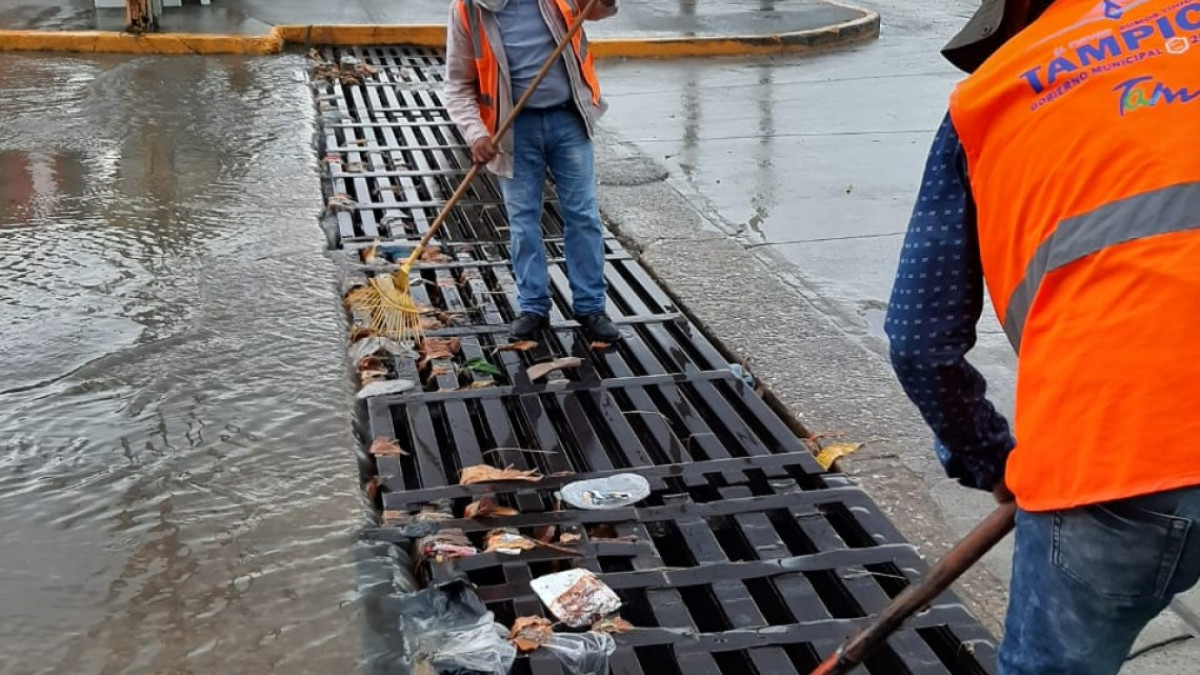 Desazolve permanente de la red hidráulica, factor clave para evitar inundaciones: Alcalde