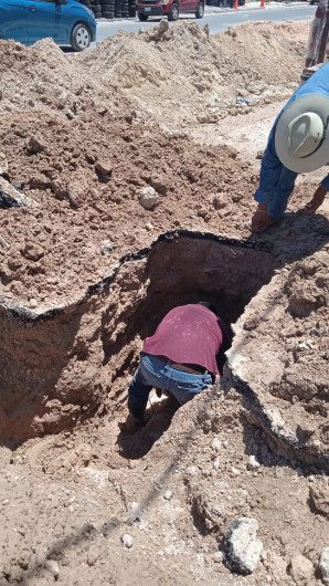 Trabaja COMAPA en reparación de fugas de agua en el sector Poniente