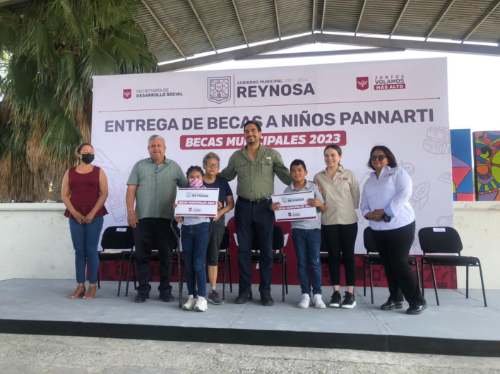 Entrengan folios de becas a menores del programa PANNARTI