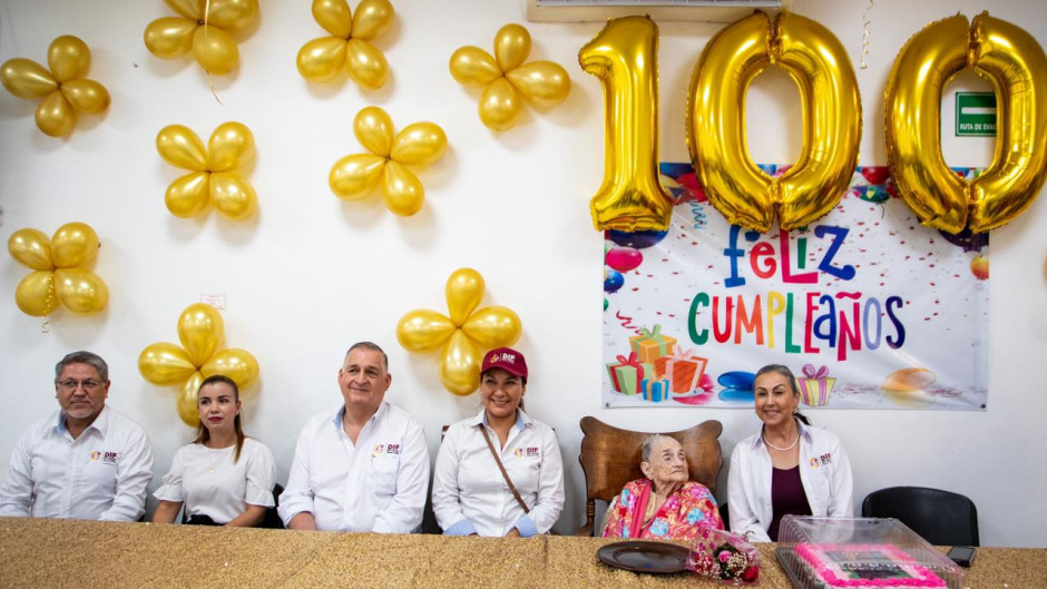 Celebra DIF Reynosa cumpleaños número 100 de Abuelita Melita