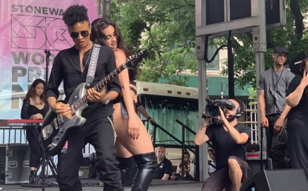 Lauren Jauregui sube al escenario en la Marcha del Orgullo LGBT en NY