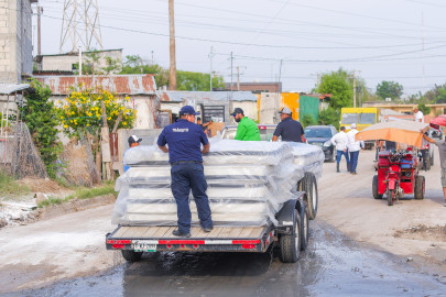 El Alcalde Carlos Peña Ortiz sigue entregando apoyos a damnificados