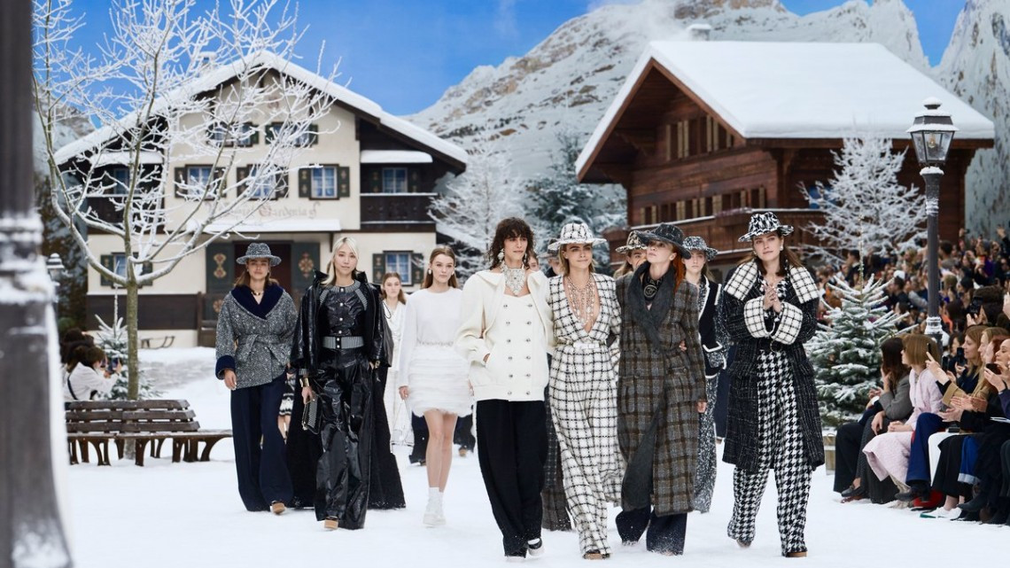 Chanel rinde homenaje a Karl Lagerfeld en su desfile