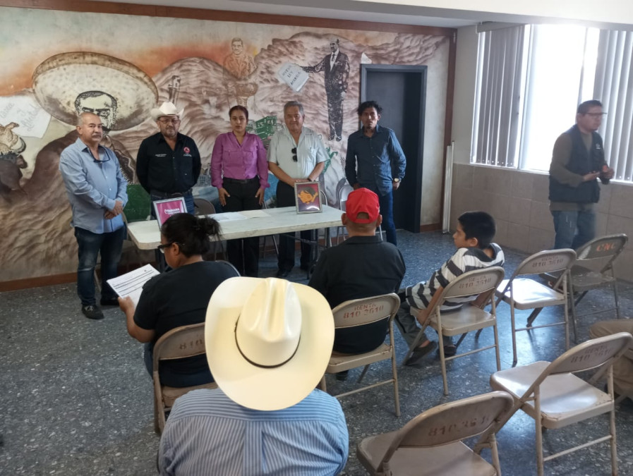 Entregan pólizas de seguros de vida al sector campesino