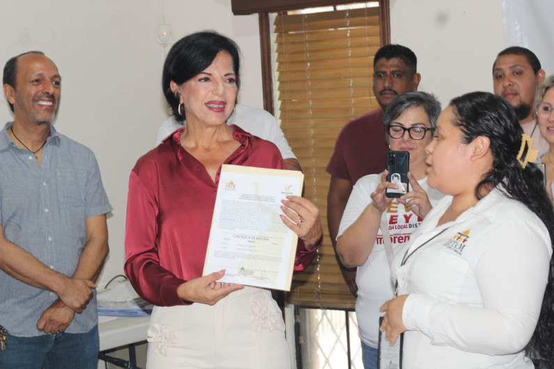Eva Reyes recibió la constancia como diputada local electa por el distrito 06