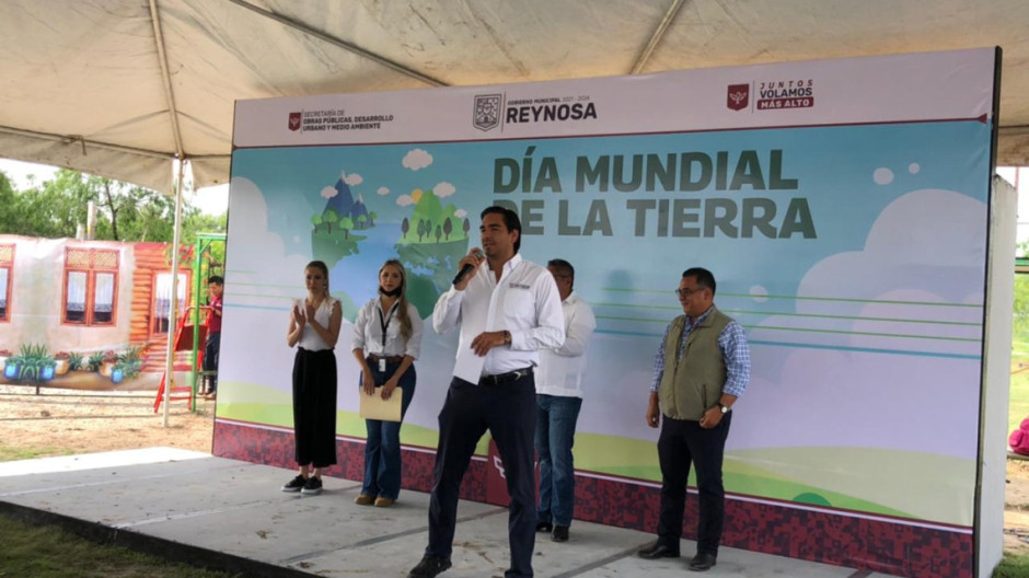 Plantan arboles para conmemorar Día de la Tierra