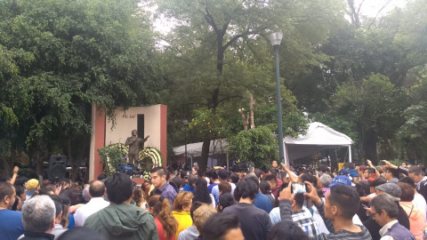 Fans despiden a José José en colonia Clavería de la Cdmx