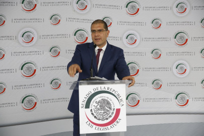 Armando Ríos Piter renuncia al PRD; se lanza como independiente