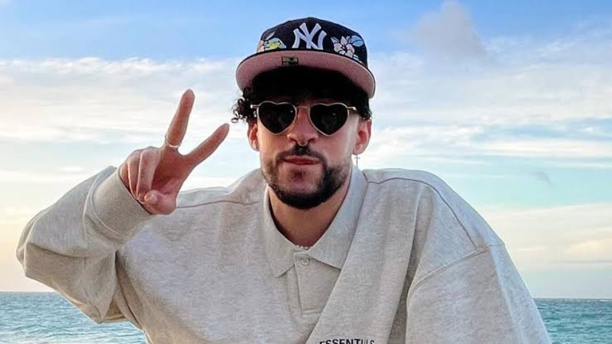 Bad Bunny responde a polémica por aventar teléfono de fan