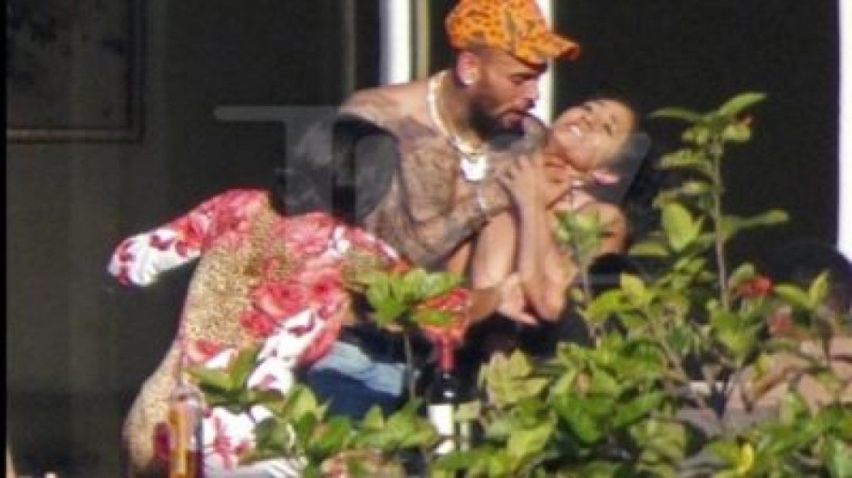 Captan a Chris Brown sujetando a mujer por el cuello