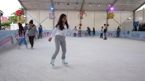 Disfrutan familias altamirenses de la pista de patinaje sobre hielo