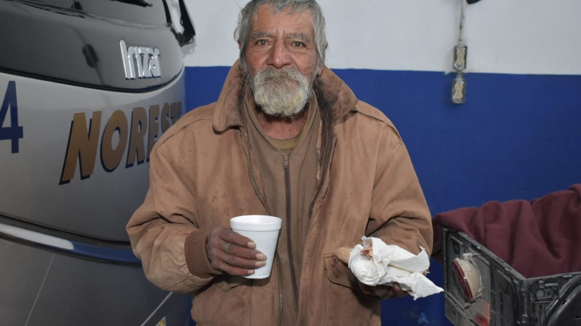 Entrega Protección Civil Colchonetas y Cobertores en la vía pública