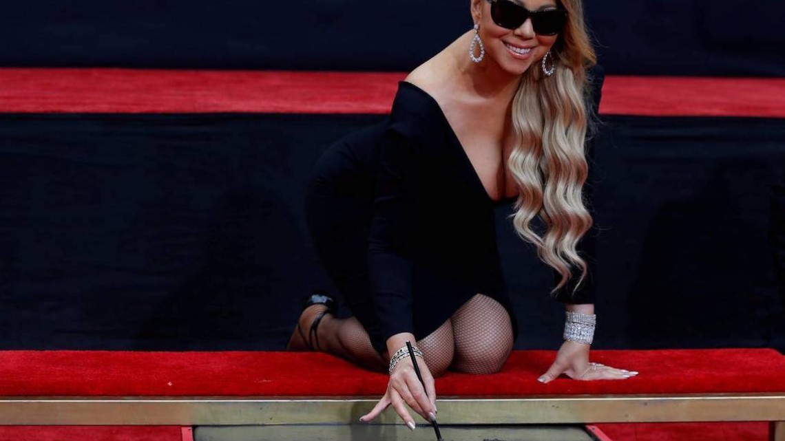Mariah Carey deja sus huellas en Hollywood 