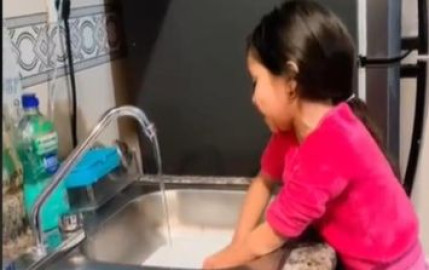 Niña se vuelve viral por cantar con gran sentimiento “Qué agonía” 