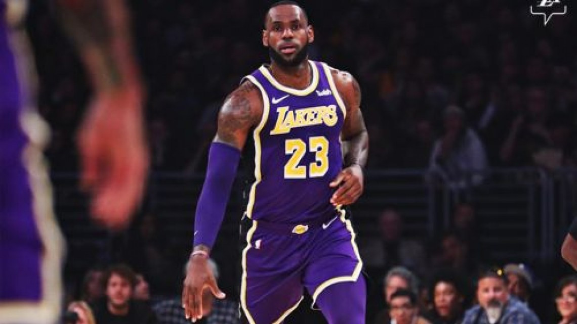 LeBron supera a Jordan como el cuarto mejor anotador