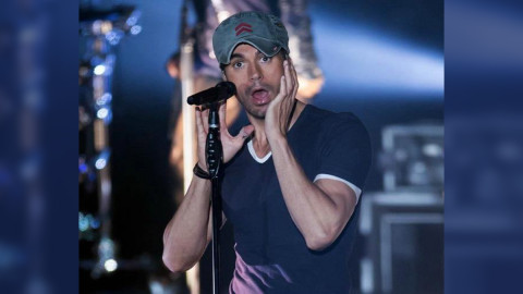 Enrique iglesias toca parte trasera de corista