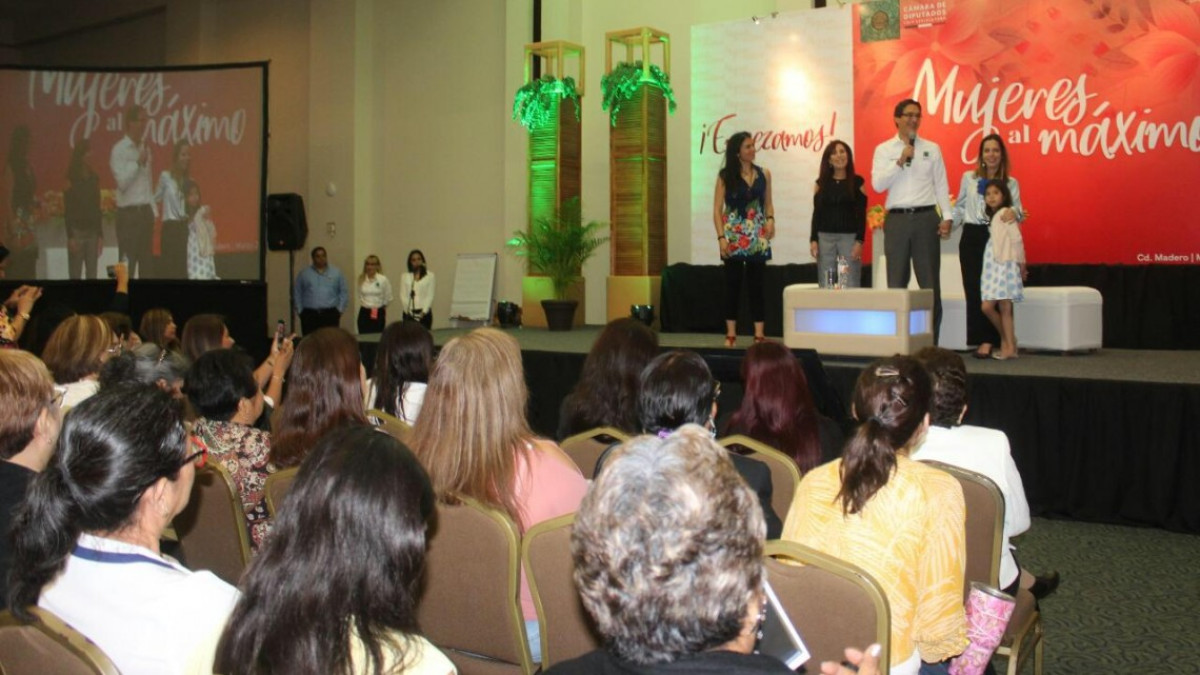 "Mujeres al Máximo" programa para potencializar su desarrollo: Erasmo González.