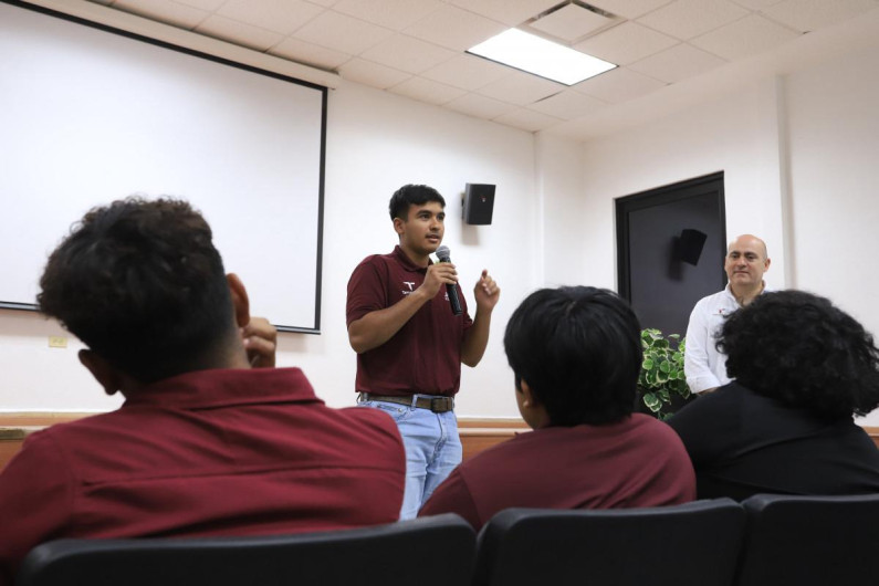 Reciben estudiantes de la UTTN taller de crecimiento personal y equilibrio emocional