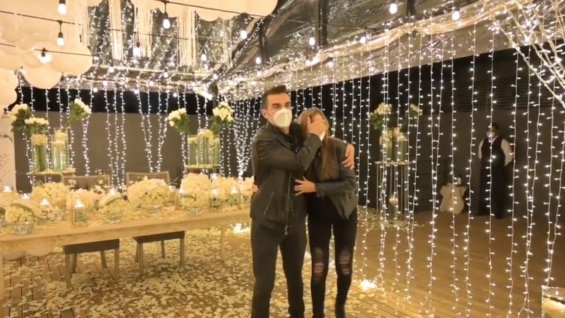 Adrián Uribe le propone matrimonio a Thuany Martins 