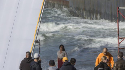 Yalitza Aparicio protagoniza sesión en muro fronterizo