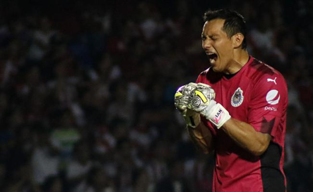 Rodolfo Cota se queda en Chivas