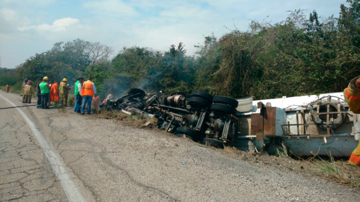 Chofer de tráiler muere quemado después de volcarse 