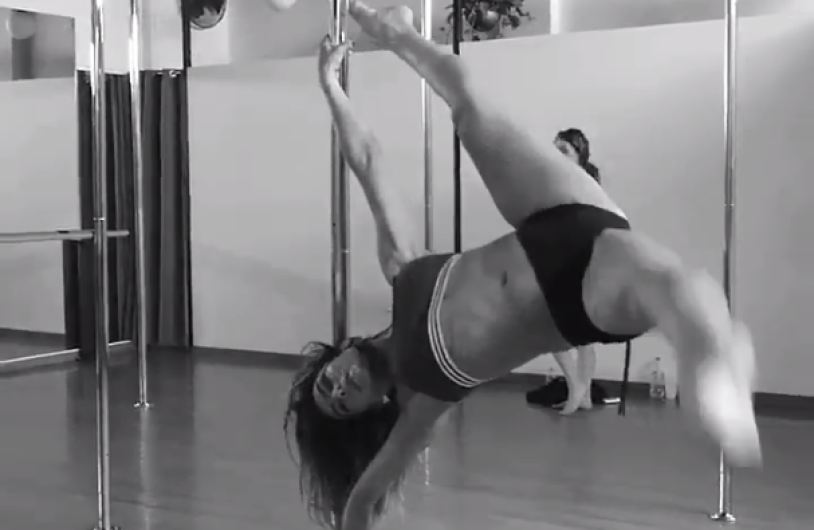 Prende María León a sus seguidores con baile de 'pole dance'