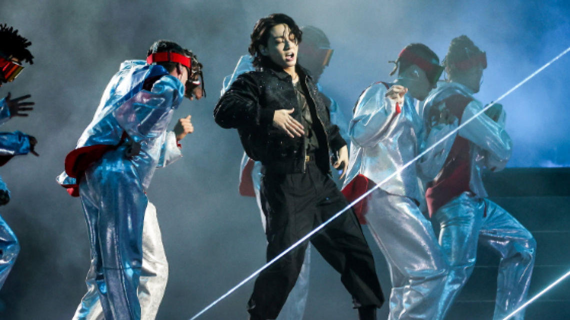 Jungkook de BTS pone a bailar a todos en la inauguración de Qatar 2022 con la canción “Dreamers” 