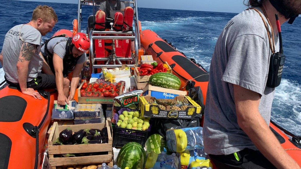 Richard Gere lleva víveres al barco de Open Arms con 121 migrantes a bordo