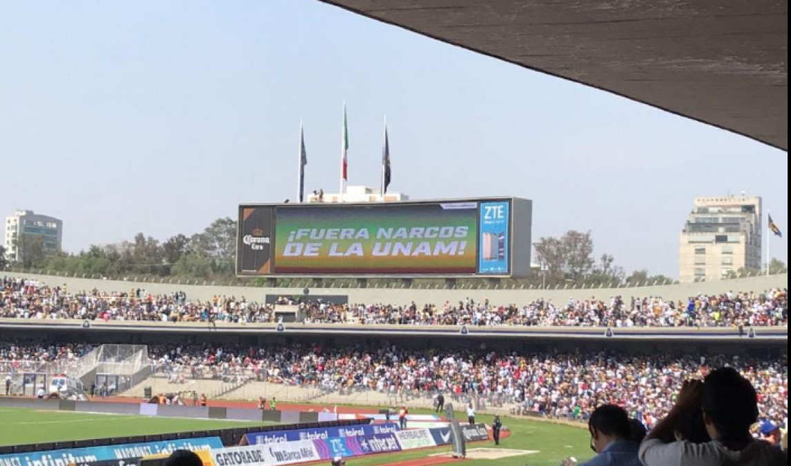 Exigen salida de “narcos” de la UNAM en partido de Pumas