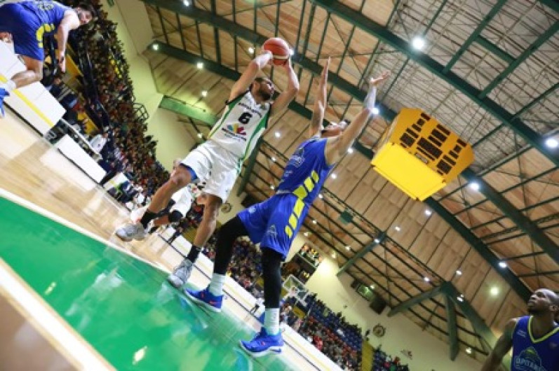 Caen Aguacateros en su visita ante Capitanes