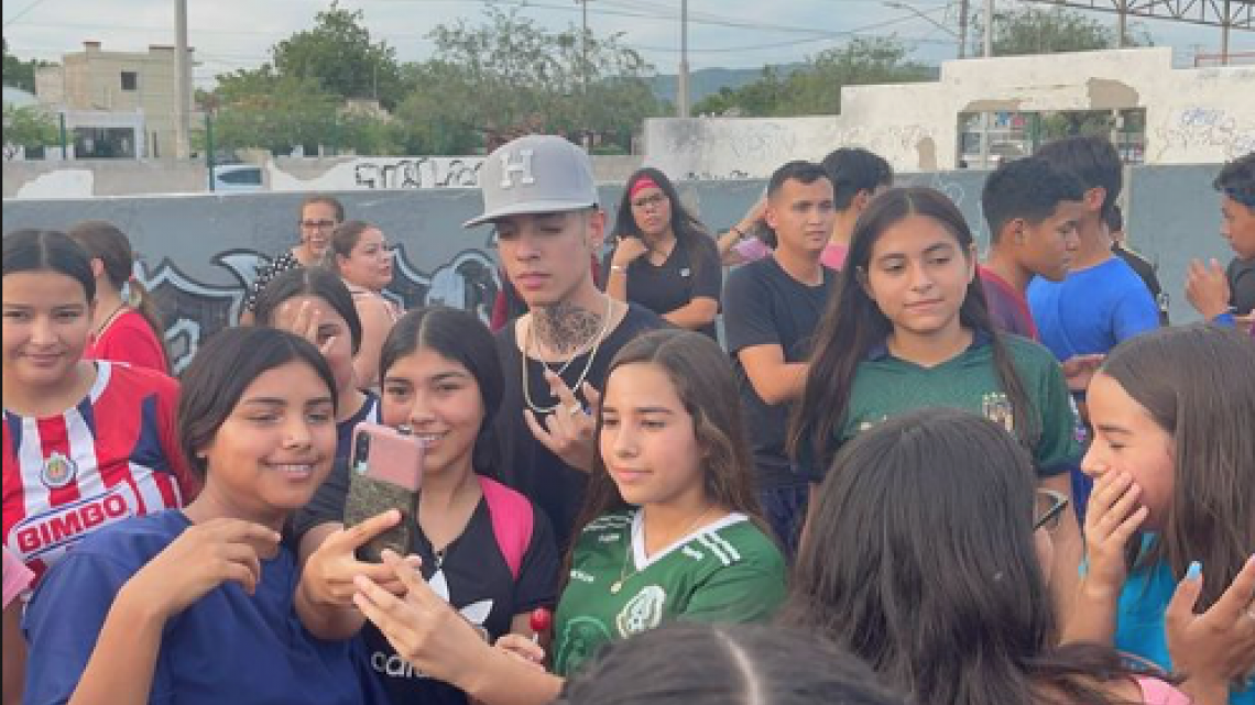 Natanael Cano regala dinero en las calles de Hermosillo 