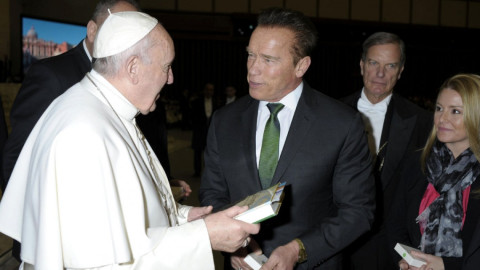 Papa Francisco saluda en el Vaticano a Arnold Schwarzenegger