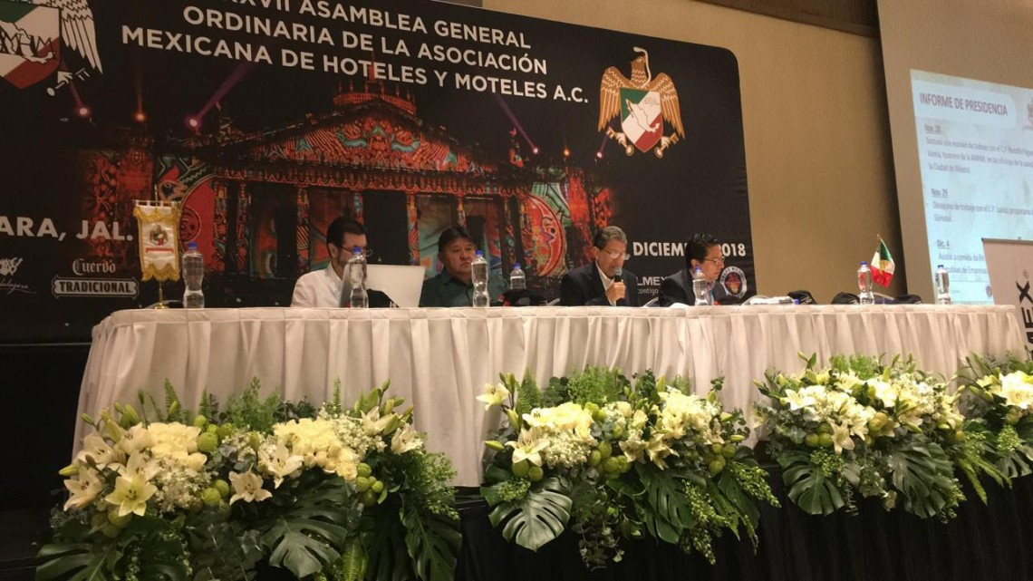 Se manifiestan maestros afuera del ISSSTE Matamoros 