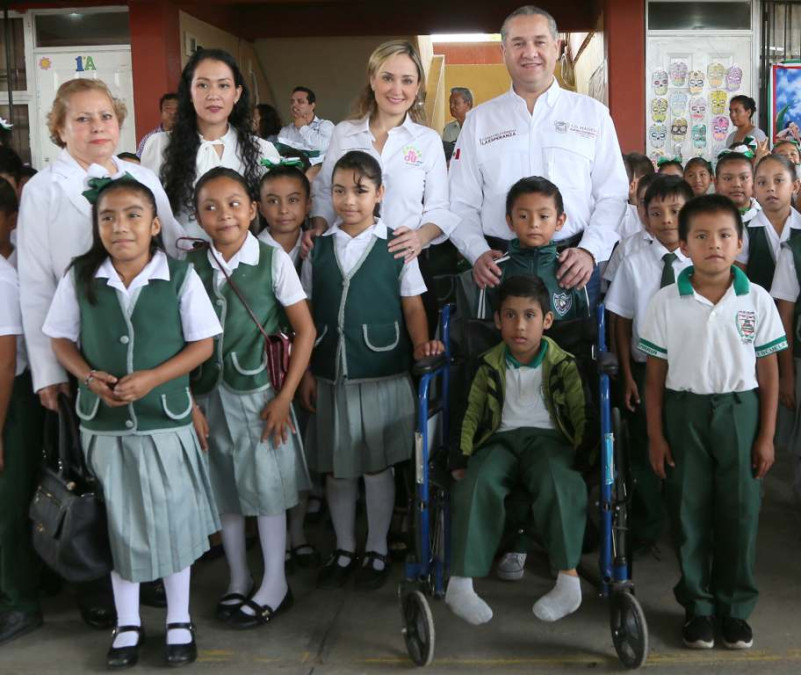 Impulsa Adrián Oseguera programa de mantenimiento en las escuelas