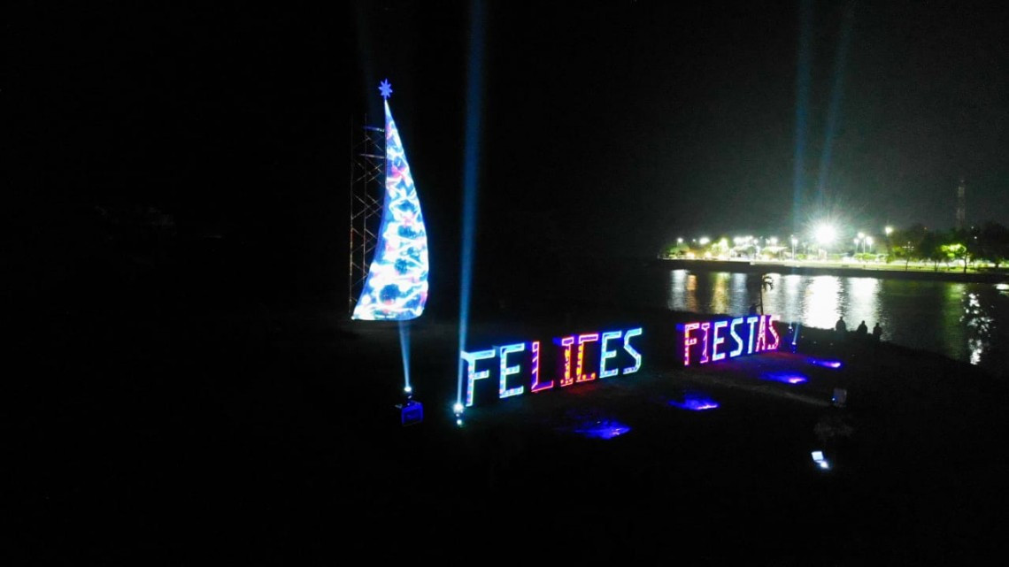 En Altamira encienden el Pino Navideño 
