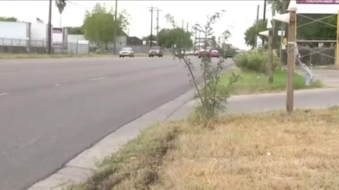 Denuncian falta de alumbrado y banquetas en San Juan