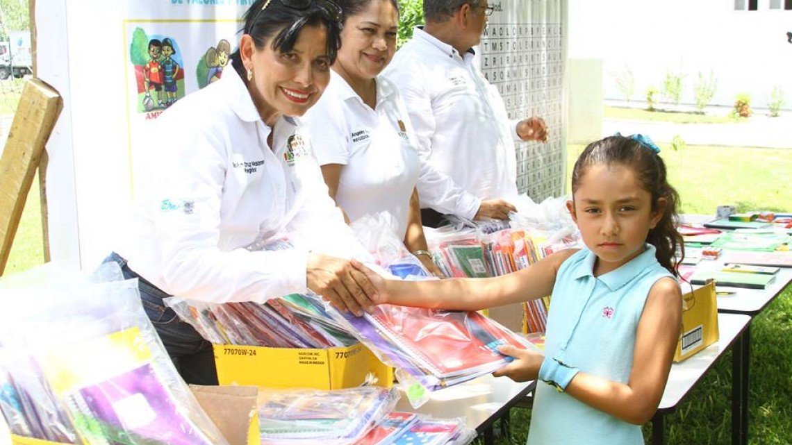 Ayuntamiento entrega útiles escolares a niños de cursos de verano